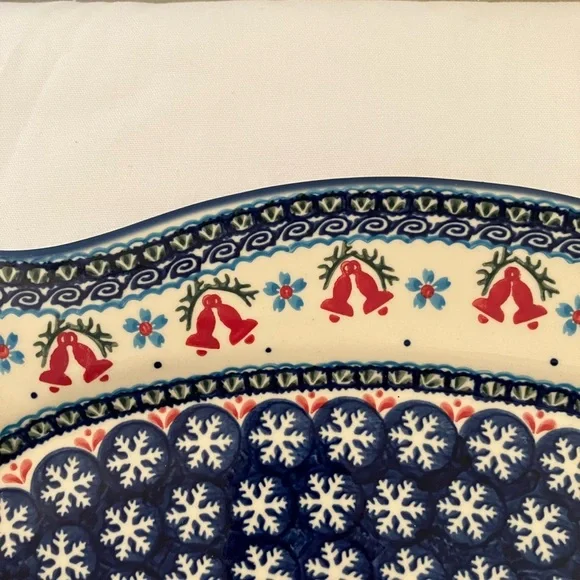 Boleslawiec Polish Pottery Scallop Platter UNIKAT Snowflake Bells Holiday 12x17 - Picture 3 of 7